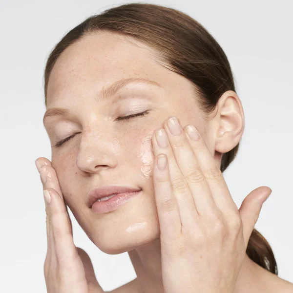 Clinique Moisture Surge SPF25 Sheer Hydrator 50ml - Image 3